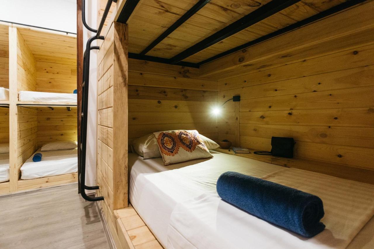 Island Hostels โคลอมโบ ภายนอก รูปภาพ A capsule hotel in Tokyo