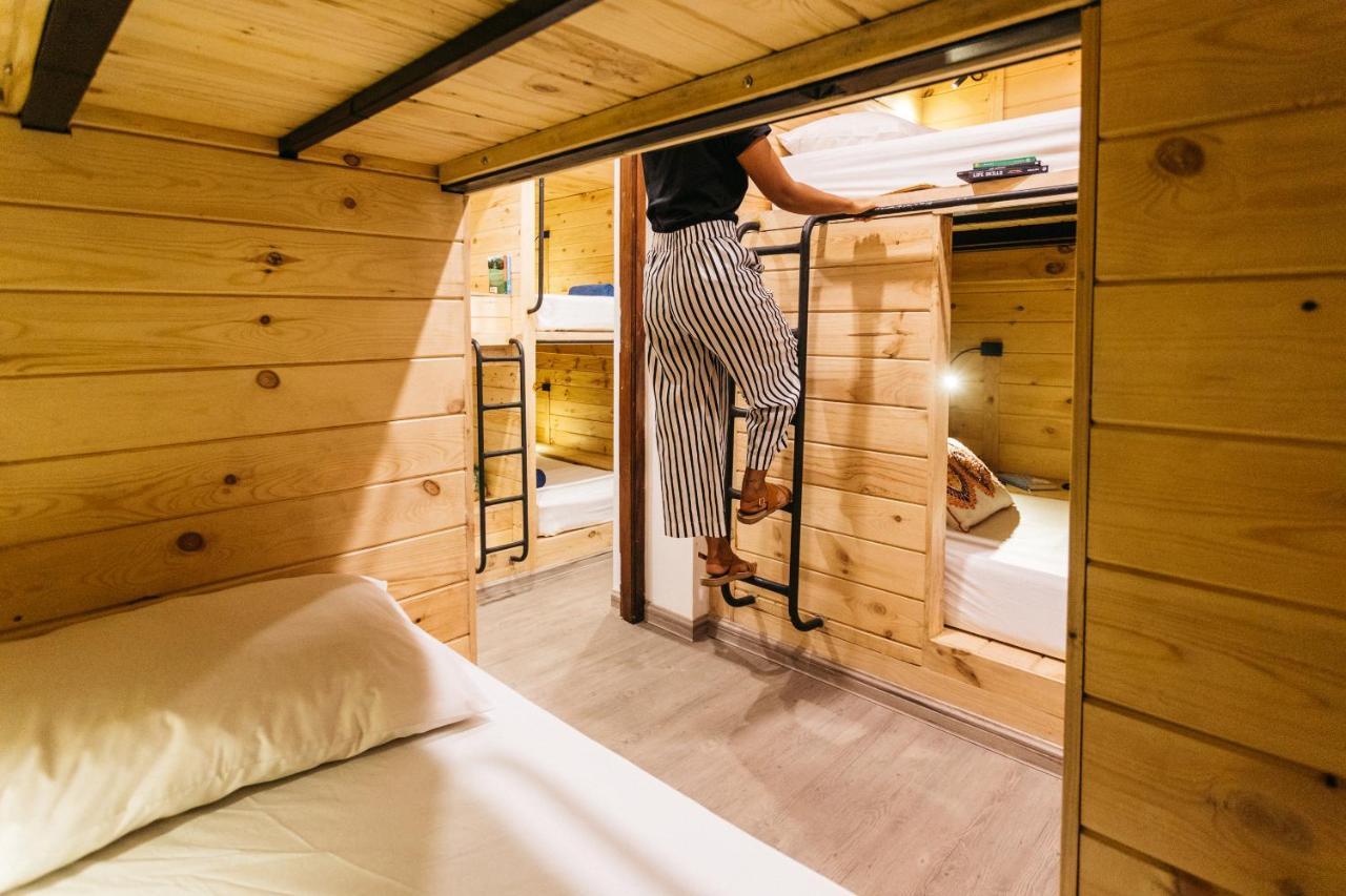 Island Hostels โคลอมโบ ภายนอก รูปภาพ A capsule hotel in Tokyo