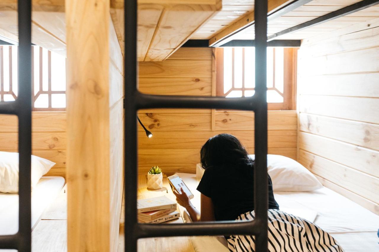 Island Hostels โคลอมโบ ภายนอก รูปภาพ A woman using a mobile phone in a hostel