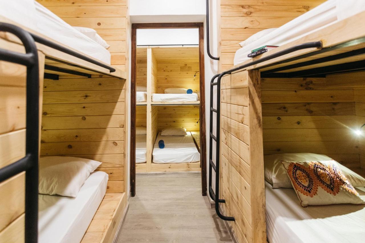 Island Hostels โคลอมโบ ภายนอก รูปภาพ A typical bunk room at a hostel