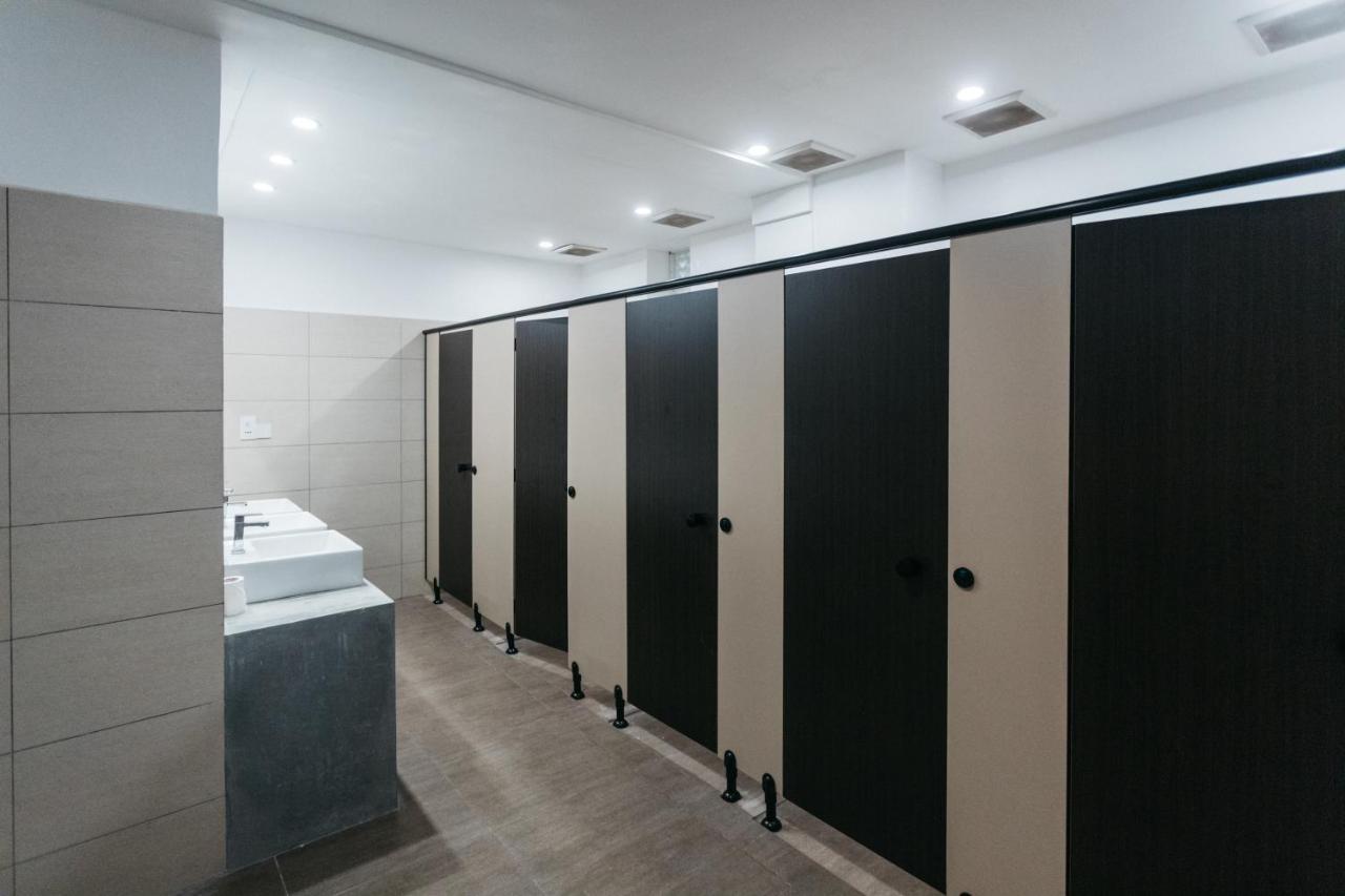 Island Hostels โคลอมโบ ภายนอก รูปภาพ A public toilet in the United Kingdom